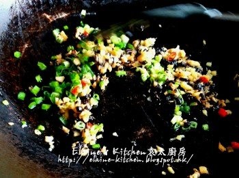 step6: 再加入蔥粒拌勻炒香先盛起備用