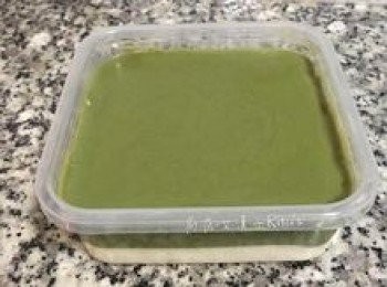 step10: 取出冰鎮的椰奶雪花糕，除去保鮮膜（保鮮膜如不沾黏即表示表面已凝固），倒入<span class="group_2">抹茶雪花糕</span>醬，表面抹平後震出空氣，入冰箱冷藏1小時以上，直至雪花糕成型。