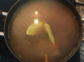 step8: 加入水到七分滿，放入鮮胡椒粒和檸檬葉，大火煮滾；轉小火燉煮45分鐘後，關火蓋鍋蓋燜到降溫；