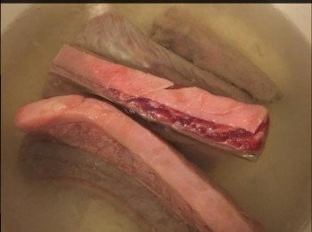 step2: 牛肋條，牛筋飛水（熱水落，10分鐘）
過冷河，將<span class="group_1">食材</span>切段（但不要切太細，會縮水）