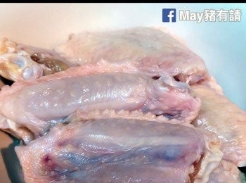 step1: <a href="https://bit.ly/3zHU5V3" target="_blank" data-keyword="雞翼" class="guide-link"><strong>雞翼</strong></a> <span style="display:inline-block;vertical-align:middle;margin-top:-3px;color:initial;border-radius:3px;padding:2px 3px;font-size:12px;line-height:14px;background:#87d300;color:#fff;">即買</span> 解凍後放鹽搓匀，略醃5至10分鐘去雪味後洗淨，抹乾。