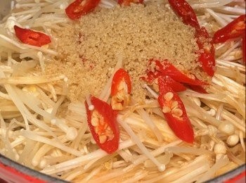 step4: 金菇切去尾部，再切成2份，洗淨，瀝乾水份，備用。
將金菇、指天椒及調味料放入鍋内，拌匀，中火加熱，煮2分鐘；轉小火，煮至入味(約10分鐘)；轉大火，收汁至汁濃，即成。