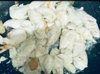 step4: 熱油鑊爆香薑和蒜茸，倒入雞柳一起炒。