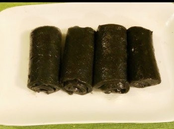 step7: 然後繼續蒸，一路蒸、一路待芝麻卷冷却後，再慢慢卷，切去頭尾部份，整整齊齊排好它放在碟上。