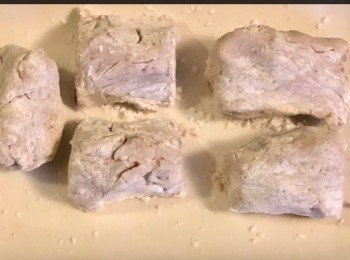 step4: 將已蒸熟的芋頭，揉至成軟粉糰，再加入無鹽牛油或豬油、小蘇打、鹽和糖一起攪拌揉勻成芋角粉糰，然後放入雪櫃 5-6 小時後備用。


然後再將<span class="group_2">芋角皮</span>粉糰搓成長圓條，然後再切成件狀待用。