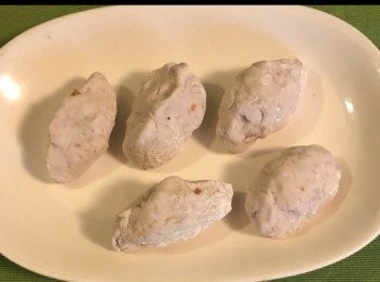 step5: 每件搓成圓型，再壓扁後取少許包餡，用兩手將它合攏起來，再修成橄欖角形狀備用。