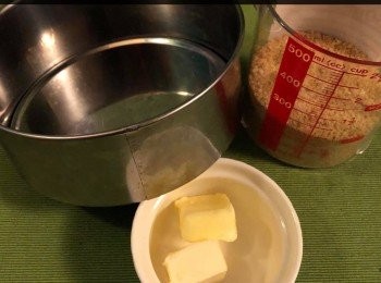 step3: 將餅亁碎屑倒入碗中，加入牛油。