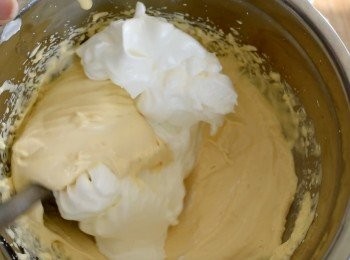 step4: 然後下蛋白霜，輕手拌勻