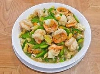 step16: 將炒好的蝦球連醬汁淋在鍋粑上，即可。