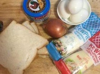 step1: 白煮蛋去殻用冷開水洗淨；