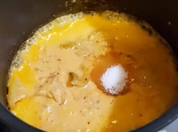 step2: 取出一個小鍋， 開火後放入泡菜及沙律醬拌勻， 加入2湯匙糖及1湯匙水拌勻，煮滾後熄火