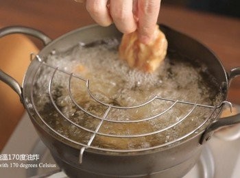 step3: 接著用170度的油溫將雞肉下鍋油炸。(炸至雞肉浮起，氣泡變少後撈起備用)