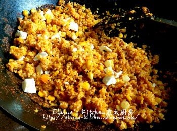 step12: 最後加入鹹蛋白 , 黑白芝麻拌勻略炒一下即可