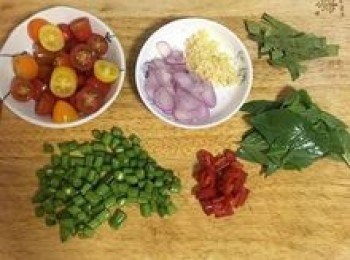 step2: 小蕃茄對切；四季豆和辣椒切丁；紅蔥頭切片；蒜切末；九層塔摘葉；檸檬葉切粗條。
