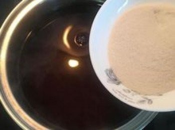 step4: 倒入洋菜粉攪拌煮溶即可。(不用煮滾)