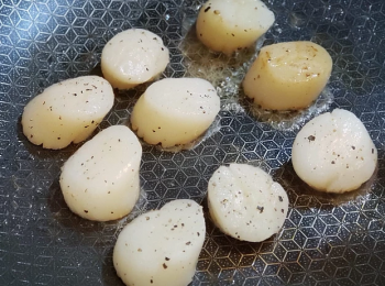 step10: 帶子洗乾淨抹乾水， 加入些少黑椒及鹽略醃