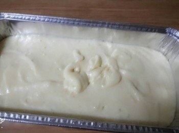 step8: 倒入模型中 ,  並在桌上輕敲二三下 , 把麵糊中的空氣排出