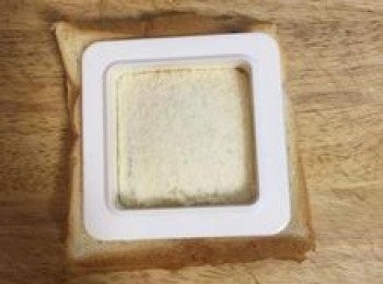 step8: 蓋上另片吐司，將壓模壓在中間，並用力往下壓緊；