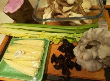 step1: 紫淮山去皮切片，之後用鹽水浸住，西芹去表皮根絲，蝦用鹽和胡椒粉醃，黑木耳浸軟，秀珍菇洗乾淨。