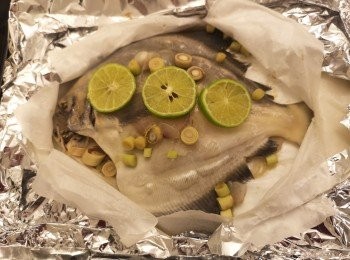 step7: 剪開錫紙和烘焙紙，再鋪上青檸片，焗爐轉200度焗15分鐘，目測魚皮效果是否帶微燶，再決定之後焗製時間。