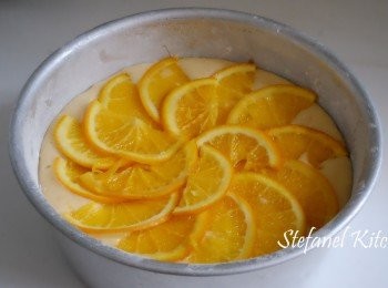 step8: 把麵糊倒進焗模內，然後把焗盤在檯上敲三次，把多餘的氣排出，把煮好的橙片排放在麵糊上，預熱焗爐180度焗50分鐘即成