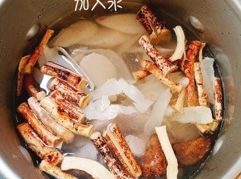 step3: 用2500~3000ml清水，大火煲滾後，轉細火煲1小時，再加入百合細火煲多30分鍾、