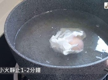 step6: 水波蛋製作：先煲滾水，加入鹽和白醋，拌出漩渦，隨即倒入雞蛋，小火靜止1-2分鐘，將浮起的水波蛋盛起，放置開水中