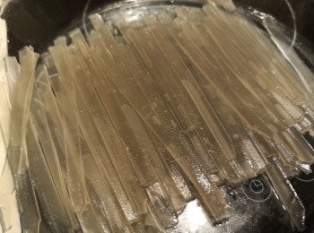 step5: 薯粉先鋪上碟。