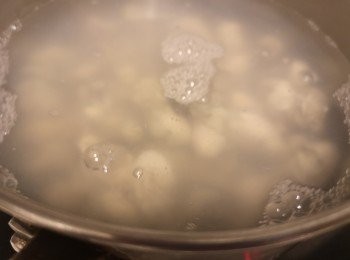 step1: 蠔用水沖洗，直至蠔水變清，不用生粉抓洗，改用一煲熱水焯一焯，蠔過冷河，索乾水份後，再檢查有冇蠔殼。