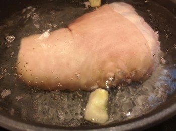 step2: 咸豬手先用幾片薑片汆水 15分鐘，之後用水沖洗乾淨，然後抹乾水份。