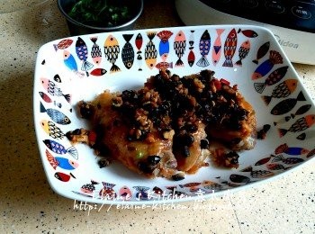 step10: 取出將<a href="https://bit.ly/3zHU5V3" target="_blank" data-keyword="雞翼" class="guide-link"><strong>雞翼</strong></a> <span style="display:inline-block;vertical-align:middle;margin-top:-3px;color:initial;border-radius:3px;padding:2px 3px;font-size:12px;line-height:14px;background:#87d300;color:#fff;">即買</span> 倒去水份 , <a href="https://bit.ly/3zHU5V3" target="_blank" data-keyword="雞翼" class="guide-link"><strong>雞翼</strong></a> <span style="display:inline-block;vertical-align:middle;margin-top:-3px;color:initial;border-radius:3px;padding:2px 3px;font-size:12px;line-height:14px;background:#87d300;color:#fff;">即買</span> 連蒜蓉豆豉醬轉放另一碟內