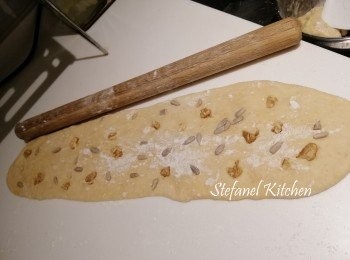 step5: 用麵粉棍壓成長方塊狀，加入葵花籽及合桃碎