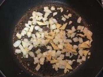 step8: 原鍋餘油炒香洋蔥、薑片和蒜末；