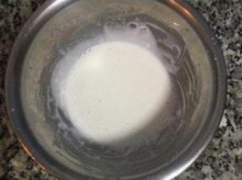 step2: 玉米粉倒入椰奶中，拌勻攪散；