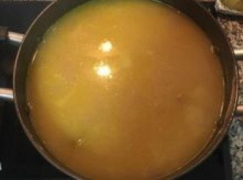 step10: 開鍋蓋，開中火；加入咖哩醬煮滾（此時湯汁較為稀薄）；