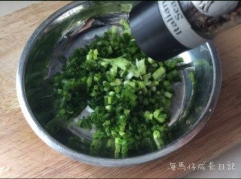 step2: 在蔥碎上加入海鹽