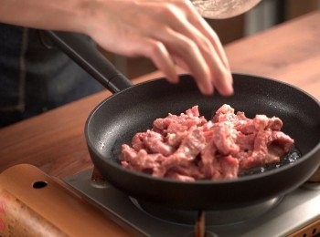 step2: 熱油鍋，將牛柳下鍋拌炒至3分熟(表面稍微變色即可)