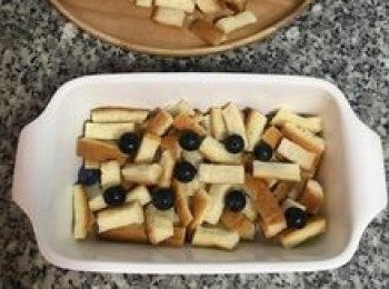 step7: 放一半吐司進烤盤中，隨意放上一半的藍莓；