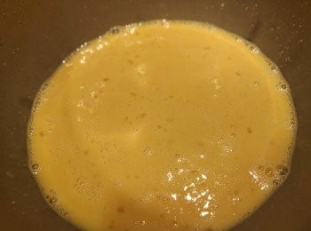 step2: 鴨蛋先發勻備用，蕃薯粉和炸粉混合攪勻, 再加入水攪拌成麵漿，麵漿過篩一次，將巳發勻的鴨蛋加入麵漿內攪混。
