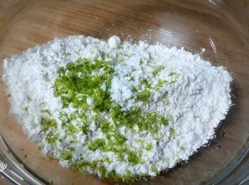 step2: 麵粉和泡打粉加入乾淨容器中 , 檸檬皮一個份磨進麵粉中