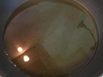 step12: 將蔥花、薑末放入大碗中；放入鹽、糖、白胡椒粉，再將雞油渣一起放入大碗中；