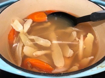 step3: 凍水落全部材料，煲約1.5小時就完成
