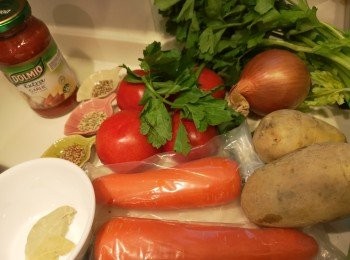step1: 洋蔥切方丁，芹菜切段，留部份葉用作裝飾，薯仔、紅蘿蔔和蕃茄切成一舊舊。