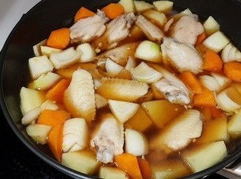 step9: 可以倒入醬汁及倒入適量的水去剛剛蓋過<a href="https://bit.ly/3zHU5V3" target="_blank" data-keyword="雞翼" class="guide-link"><strong>雞翼</strong></a> <span style="display:inline-block;vertical-align:middle;margin-top:-3px;color:initial;border-radius:3px;padding:2px 3px;font-size:12px;line-height:14px;background:#87d300;color:#fff;">即買</span> 薯仔就可以了

把<a href="https://bit.ly/3zHU5V3" target="_blank" data-keyword="雞翼" class="guide-link"><strong>雞翼</strong></a> <span style="display:inline-block;vertical-align:middle;margin-top:-3px;color:initial;border-radius:3px;padding:2px 3px;font-size:12px;line-height:14px;background:#87d300;color:#fff;">即買</span> 薯仔燉大約15至20分鐘就看看薯仔諗未