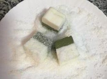 step11: 倒出雪花糕，分切成16塊；沾上椰絲，即完成。