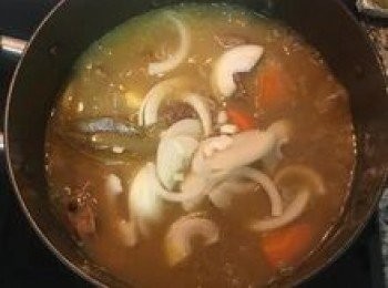 step12: 加入洋蔥絲再燉煮一下即可；不需久燉，因為要保持洋蔥絲的脆度，讓咖哩牛肉吃起來除了有柔軟口感之外也能有脆爽口感。