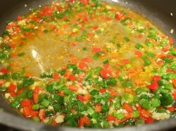 step13: 加入蒸魚魚湯和魚露炒勻，