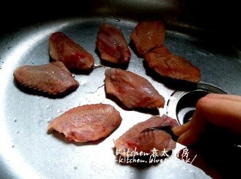 step1: <a href="https://bit.ly/3zHU5V3" target="_blank" data-keyword="雞中翼" class="guide-link"><strong>雞中翼</strong></a> <span style="display:inline-block;vertical-align:middle;margin-top:-3px;color:initial;border-radius:3px;padding:2px 3px;font-size:12px;line-height:14px;background:#87d300;color:#fff;">即買</span> 用叉拮幾下方便醃的時候比較入味