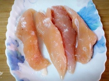 step2: 雞柳洗淨後灑上1茶匙的鹽 和1湯匙米酒醃半小時 , 再放入電鍋中蒸熟