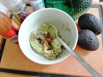 step1: 切開牛油果一半，取出核及果肉放在碗內